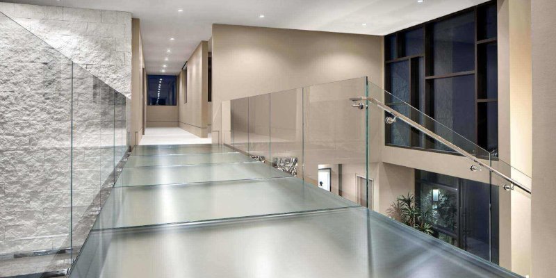 piso de vidrio en pasillo en interior de vivienda